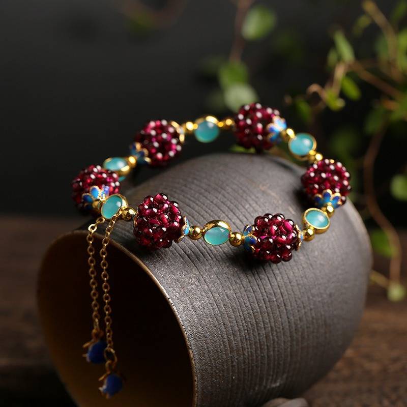 Minimalistische bessenarmband van natuursteen