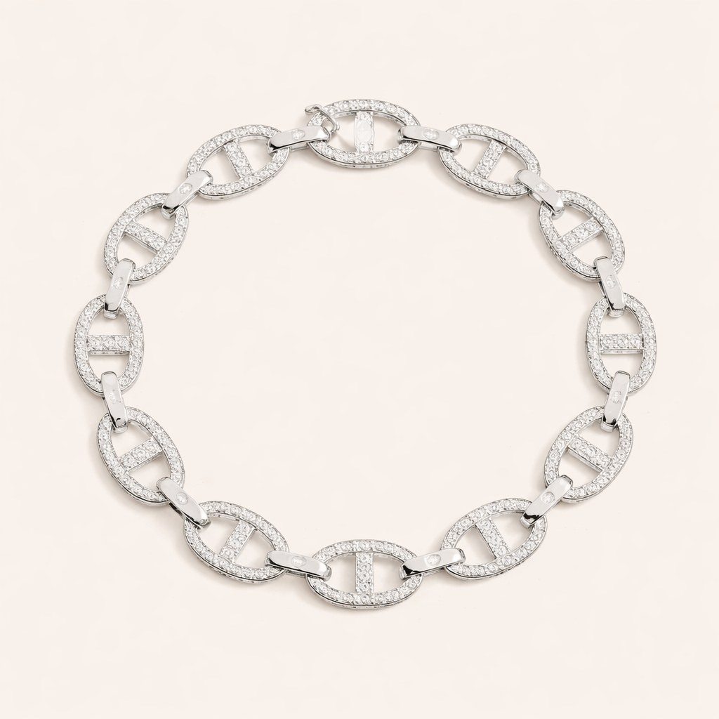 Elegant white gold bracelet with refined details