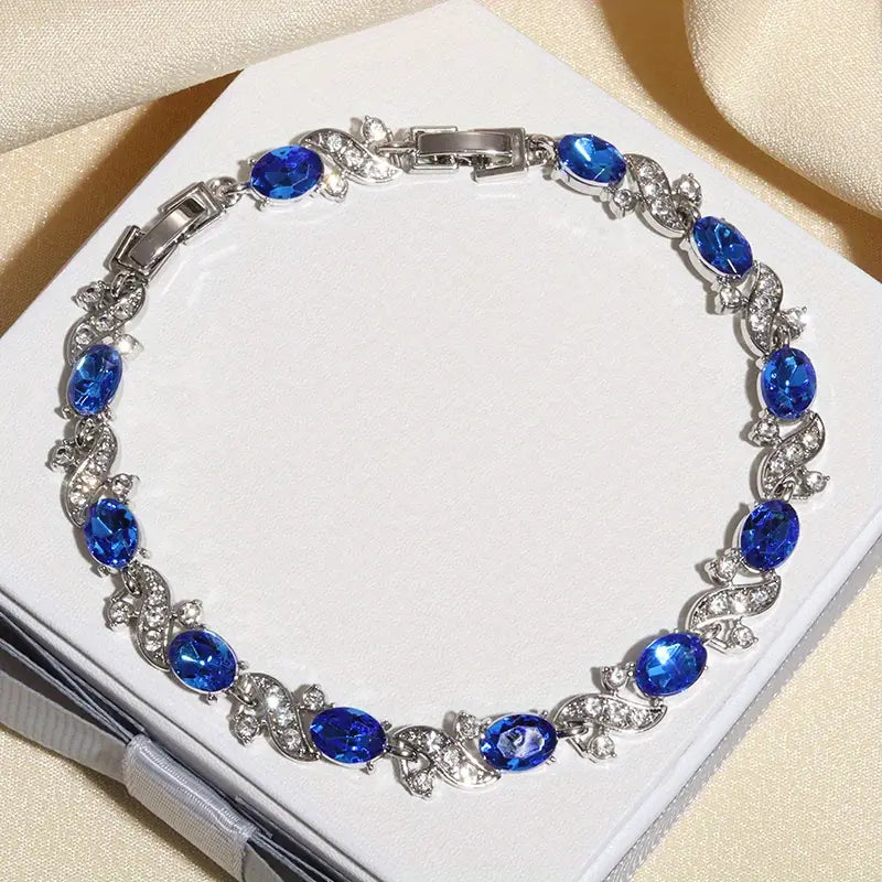 Stylish white gold bracelet with refined accents