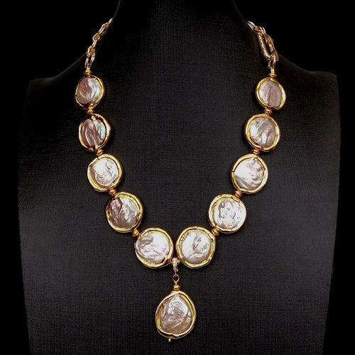 Daphné – Luxury Pearl Necklace with Gold Accents