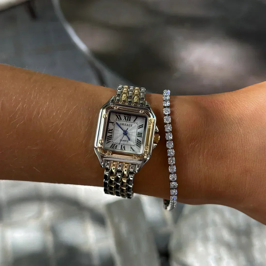 Elegante gouden horloge met subtiele schakelstructuur