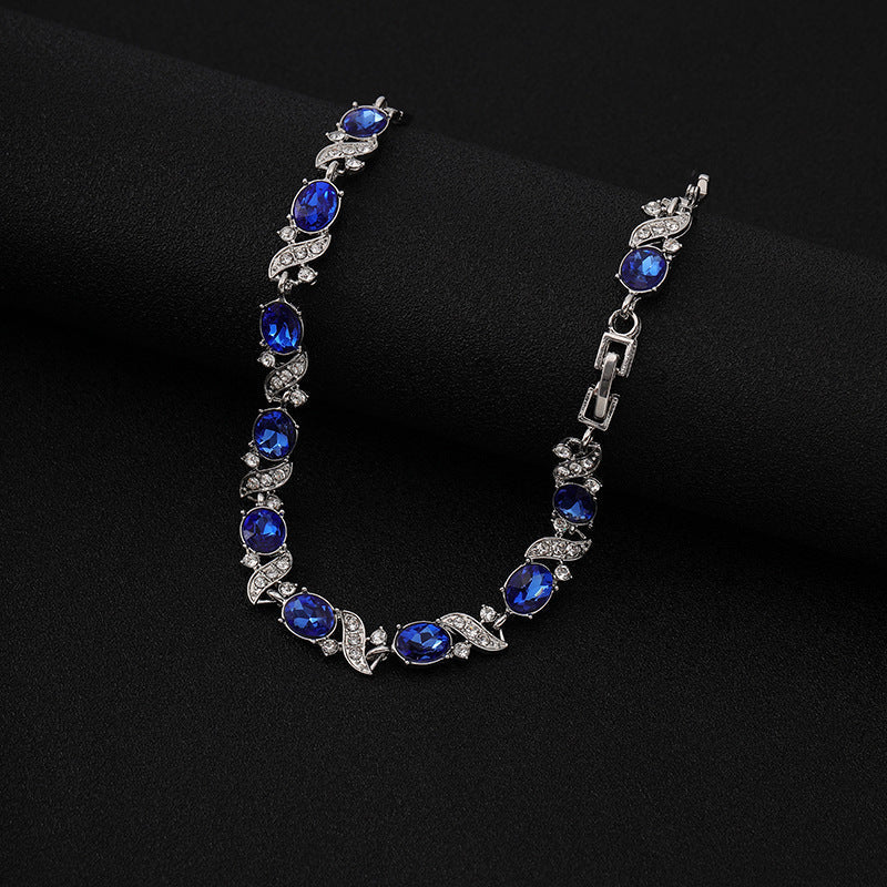 Stylish white gold bracelet with refined accents