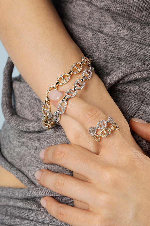 Elegant white gold bracelet with refined details