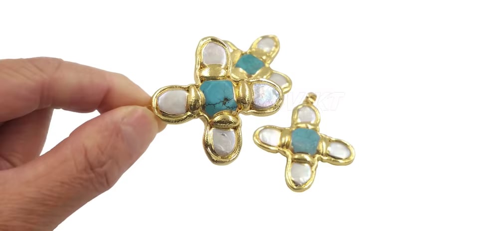 Anaëlle – Gold Gemstone Pendant