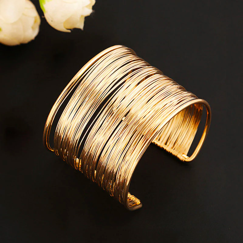 Stylish golden bracelet with a refined vintage charm