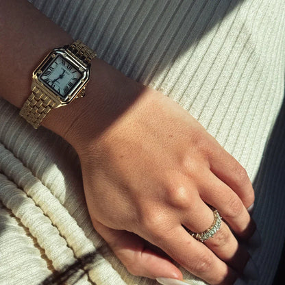 Elegante gouden horloge met subtiele schakelstructuur