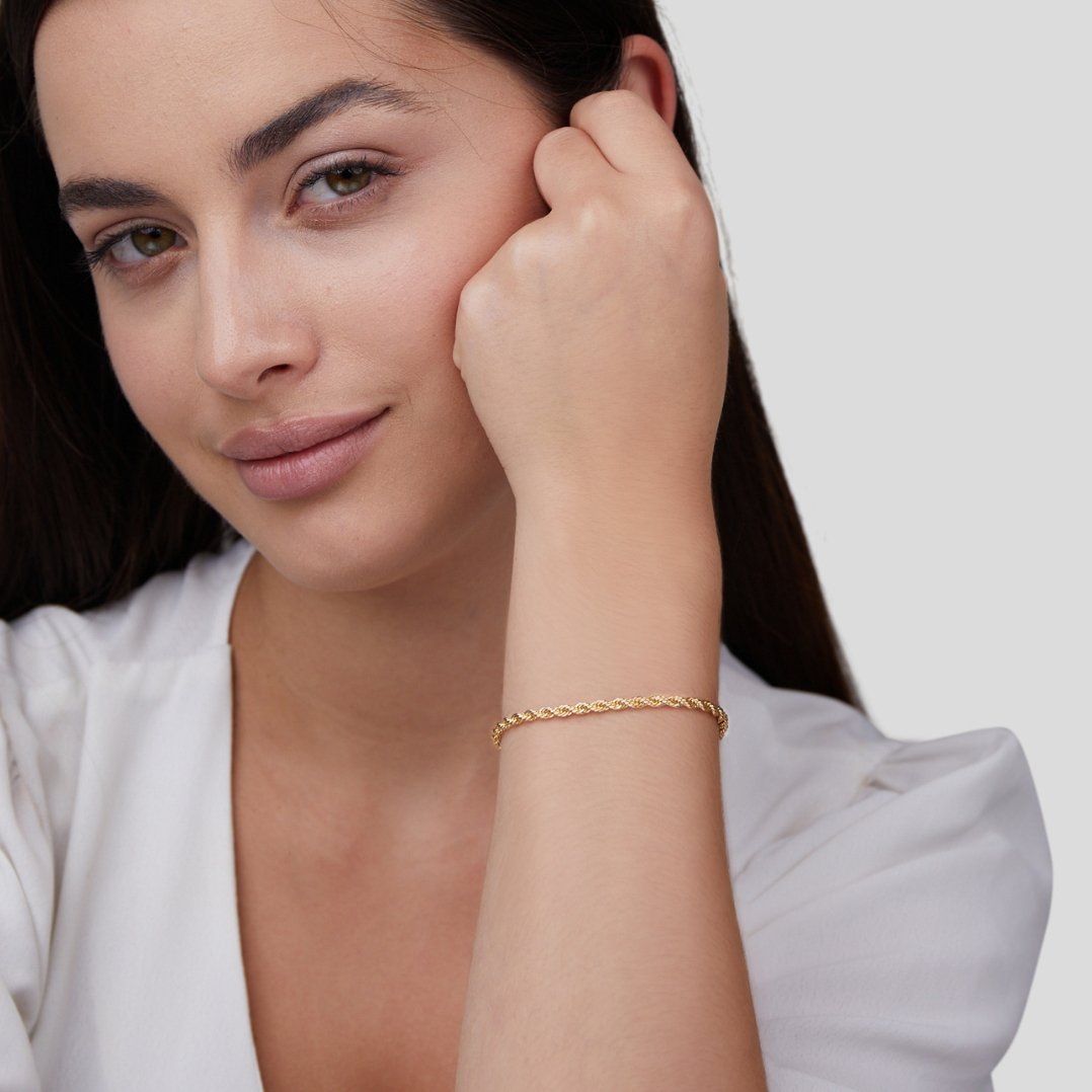 Sophisticated gold bracelet with an elegant twist